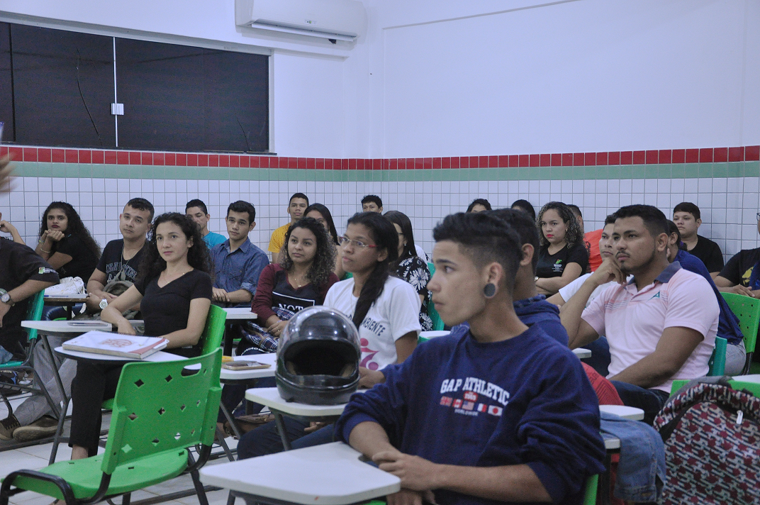 Alunos e alunas na sala de aula